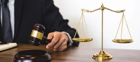 Luật sư tranh tụng bảo vệ quyền lợi khách hàng